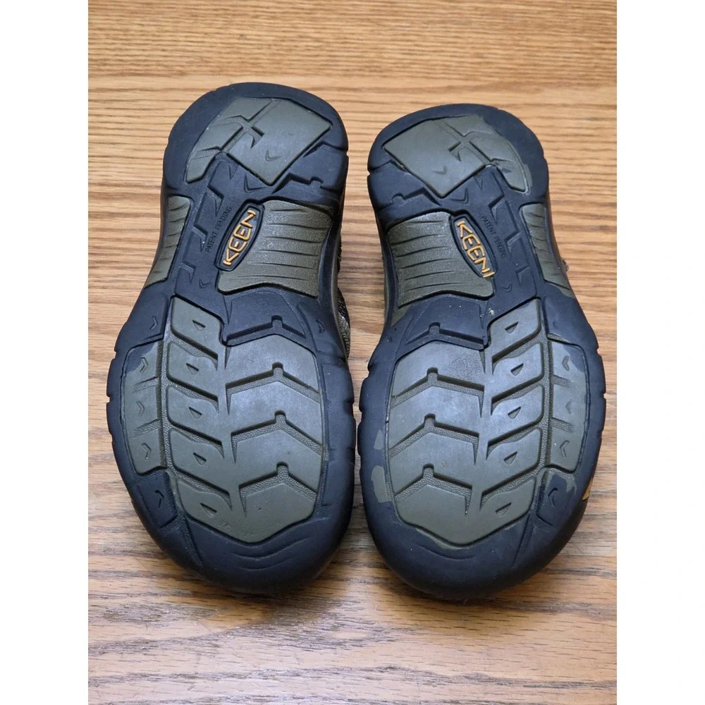 Keen Newport H2 Waterproof Trail Hiking Sandals Gray Black Boys Youth Sz 4.5 - 5